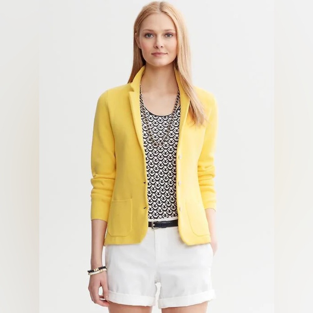SWEATER BLAZER BANANA REPUBLIC. 
Color: Moon Yellow 
Size: Xs